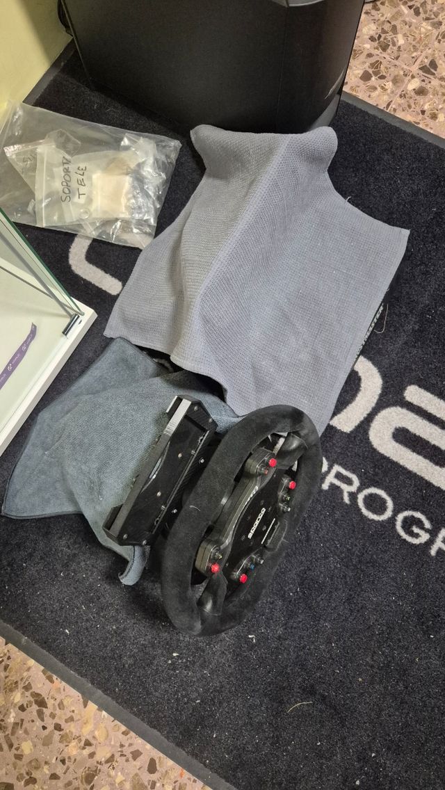 Thrustmaster TGT II: base y Pedales