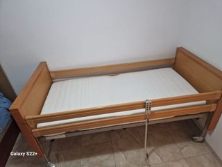 Cama articulada eléctrica con barandilla