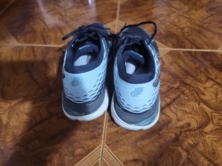 Zapatillas Asics negras y azules