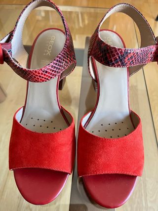 Sandalias Geox rojas serpiente