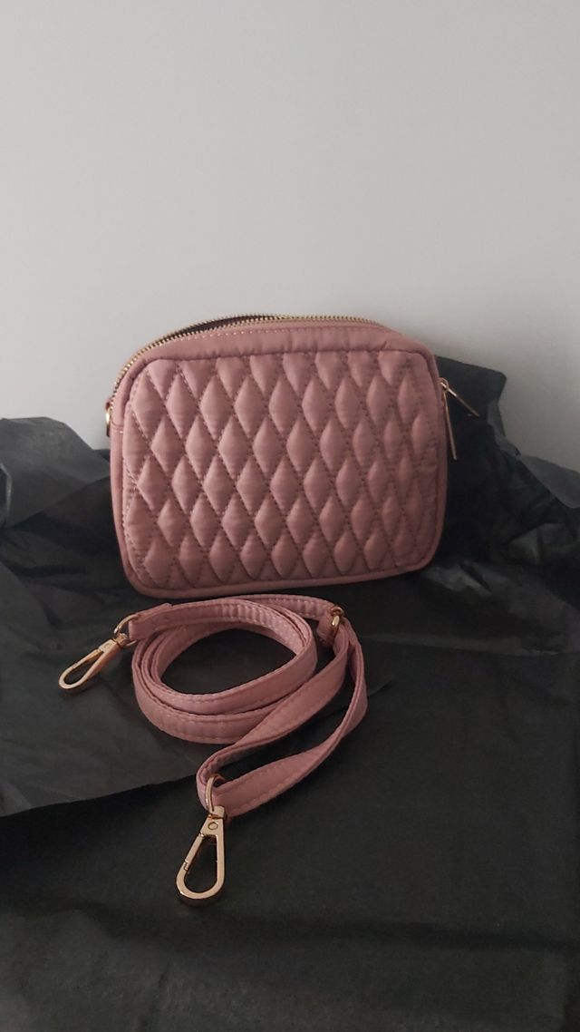 Bolso bandolera rosa acolchado