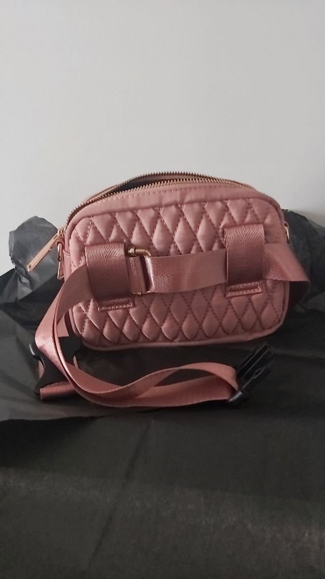Bolso bandolera rosa acolchado