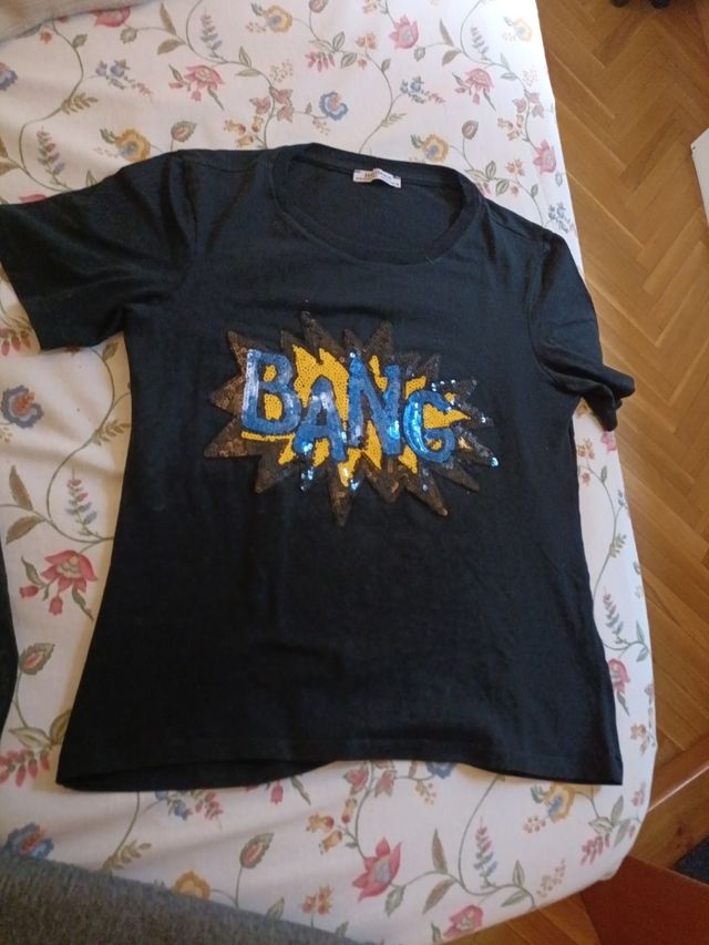 CAMISETA   negra con  dibujo de  ESTRASS