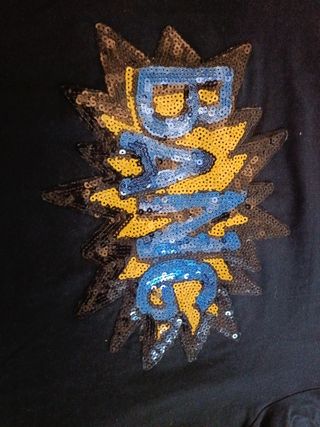 CAMISETA   negra con  dibujo de  ESTRASS