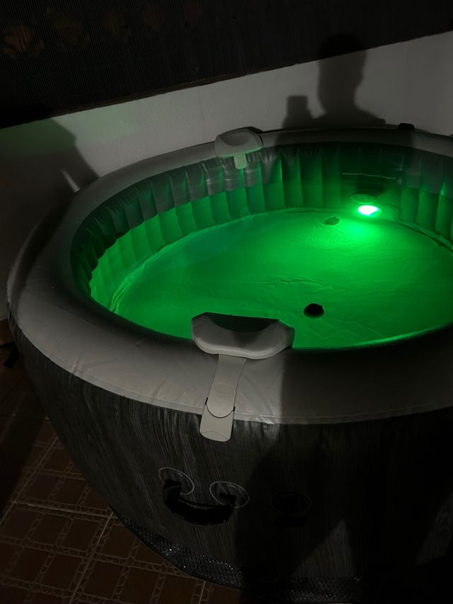 Jacuzzi hinchable gris y negro