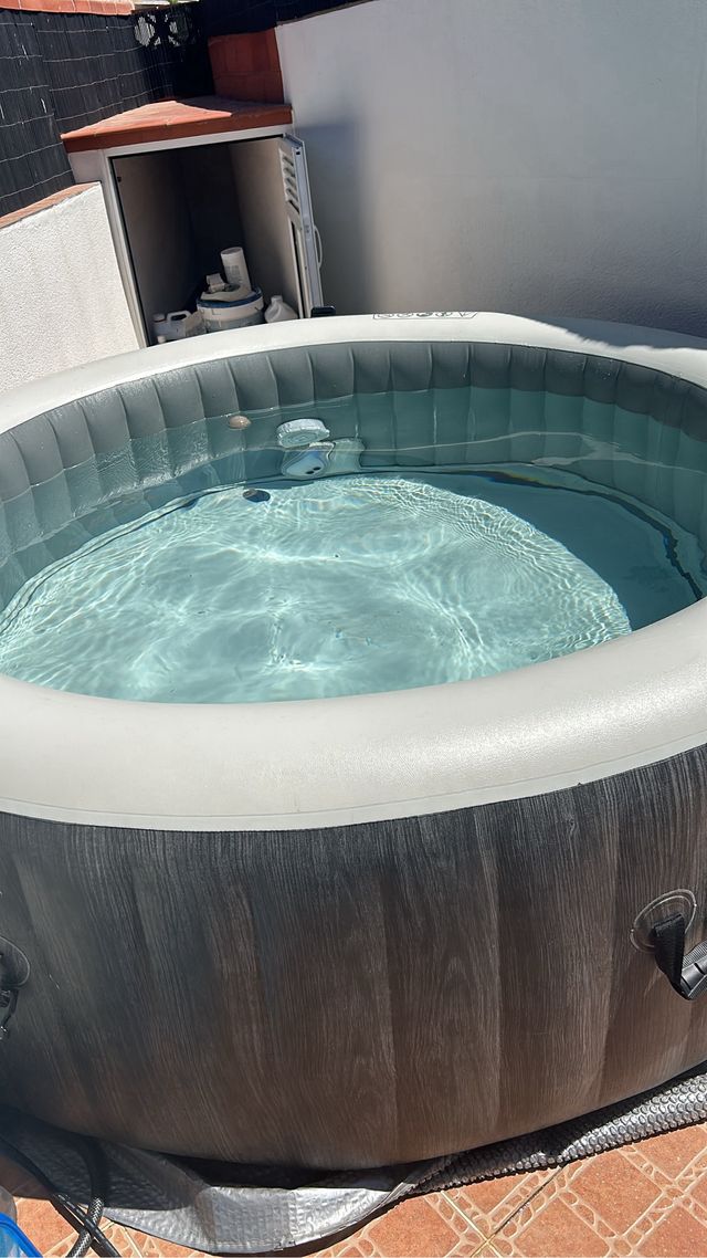 Jacuzzi hinchable gris y negro
