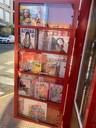2 Expositor metálico hierro con puertas correderas