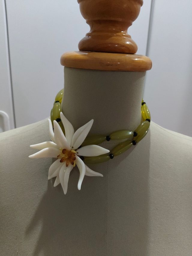 Collar con flor - Verde oliva y blanco