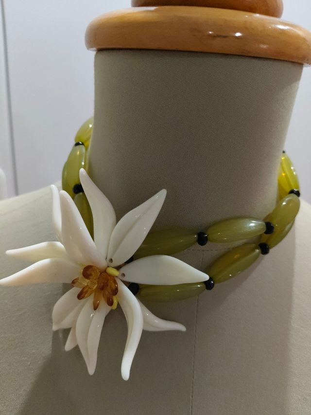 Collar con flor - Verde oliva y blanco