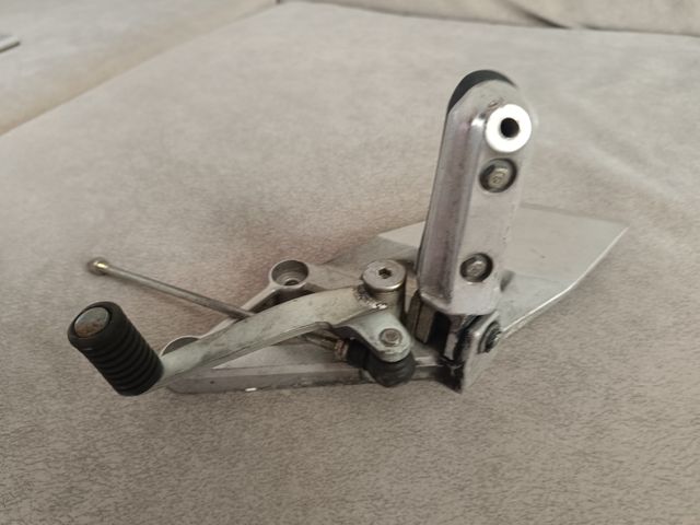 Pedale frizione e poggiapiedi destro Honda CBR600