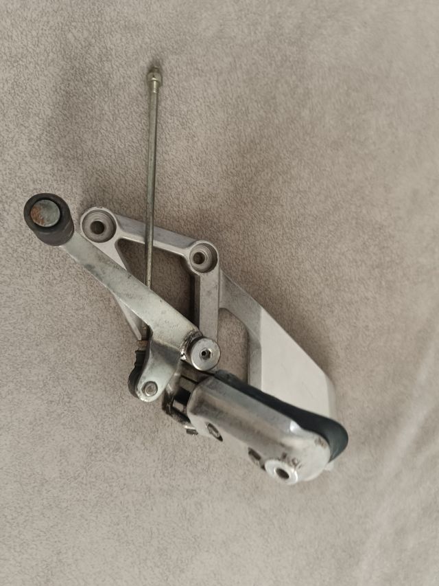 Pedale frizione e poggiapiedi destro Honda CBR600