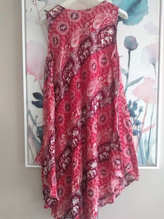 Vestito rosso a V, stile etnico