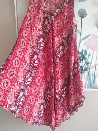 Vestito rosso a V, stile etnico