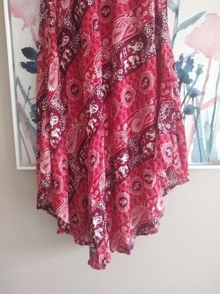 Vestito rosso a V, stile etnico