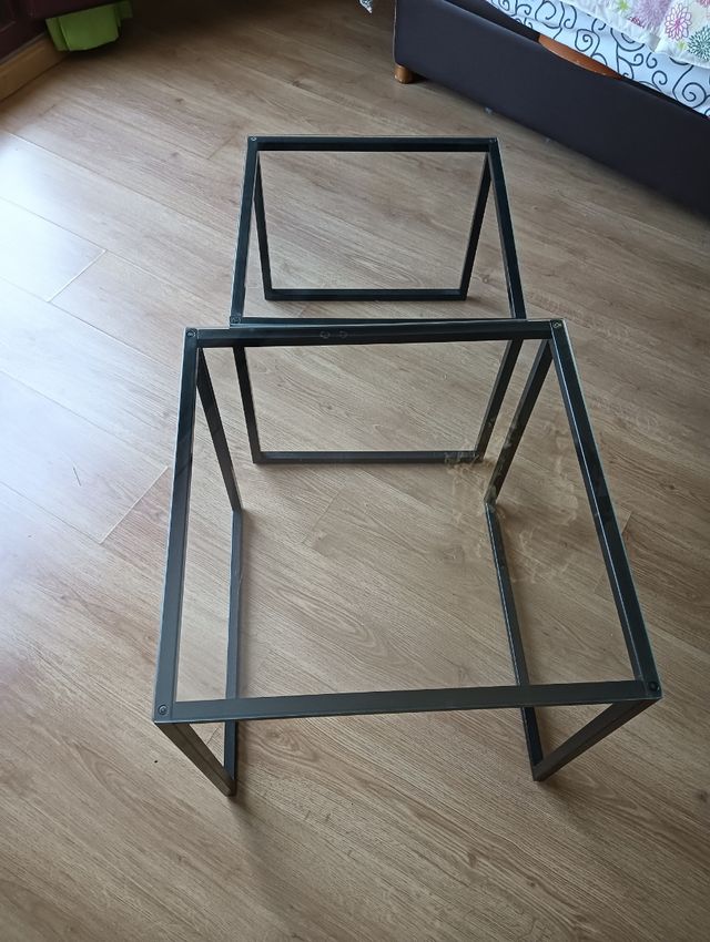 Mesas auxiliares de hierro negras y cristal