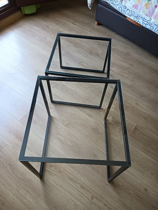 Mesas auxiliares de hierro negras y cristal