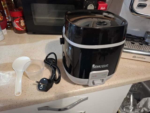 Mini arrocera Astan Hogar de 0.5 litros.