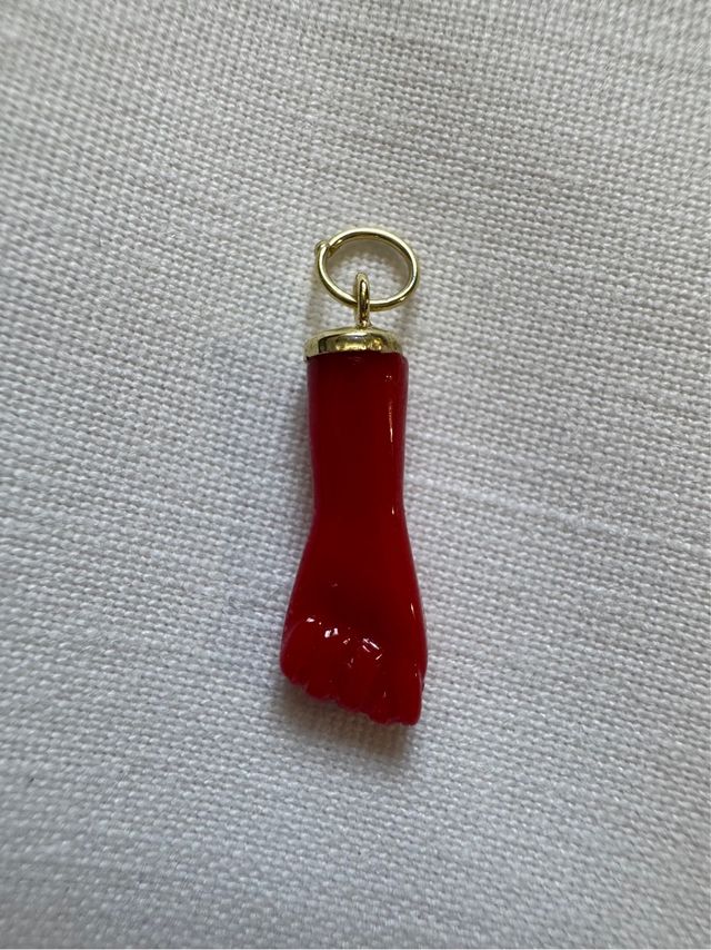 Colgante puño rojo oro 18k