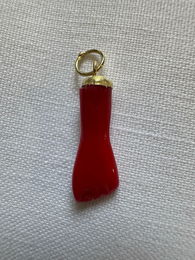 Colgante puño rojo oro 18k