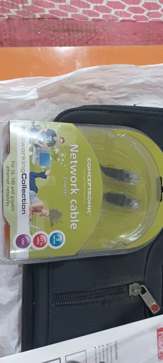 Maletín ordenador, auriculares  y cable Ethernet 