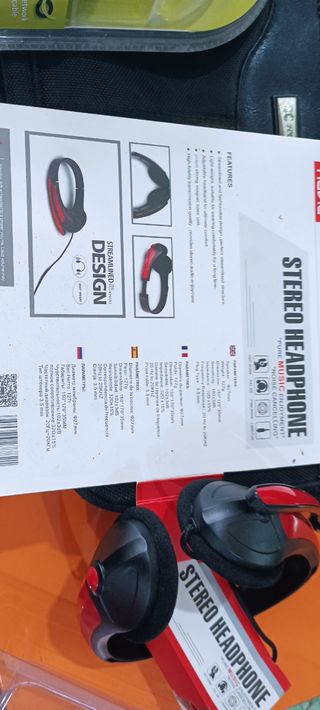 Maletín ordenador, auriculares  y cable Ethernet 