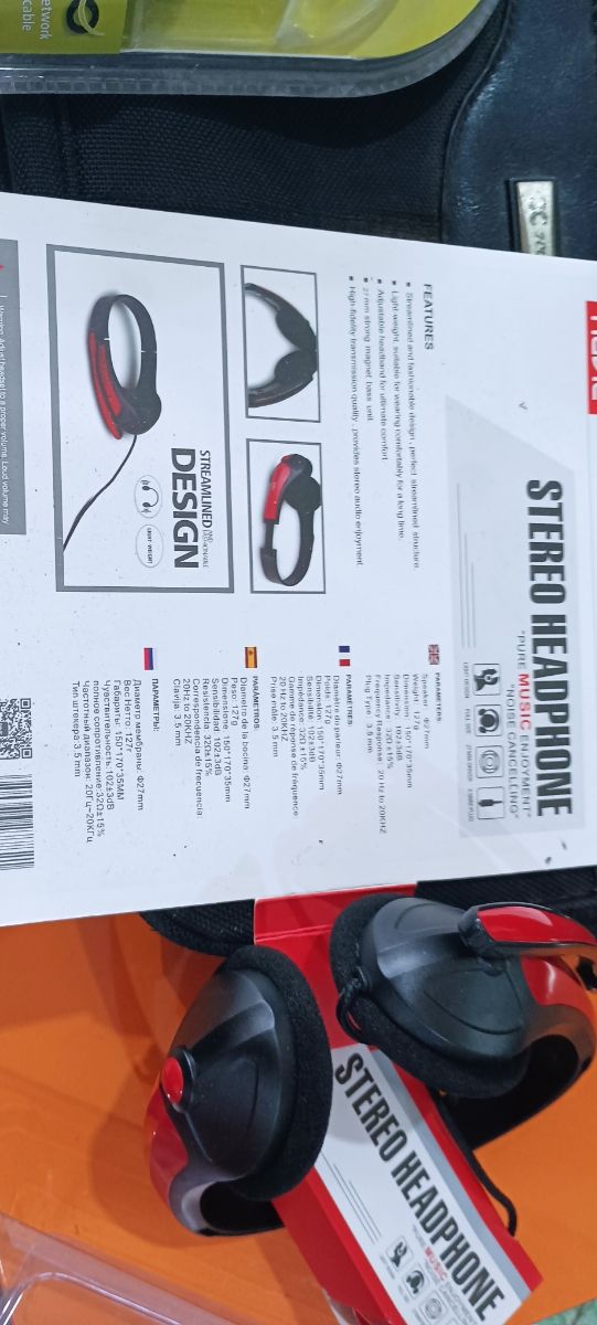 Maletín ordenador, auriculares  y cable Ethernet 