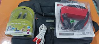 Maletín ordenador, auriculares  y cable Ethernet 