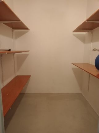 Trastero amplio con estantes