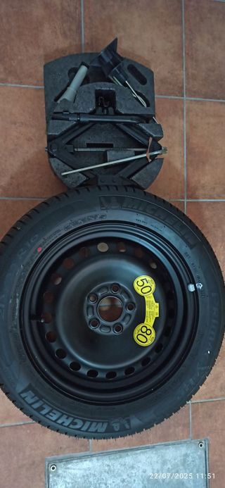 Rueda repuesto + kit herramientas