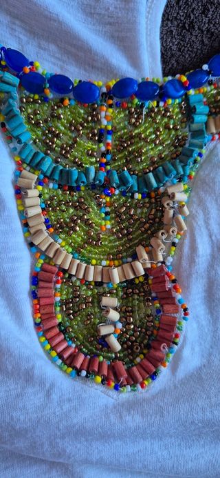 Camiseta blanca con abalorios multicolor