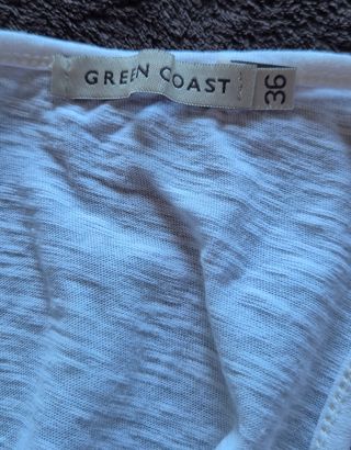 Camiseta blanca con abalorios multicolor