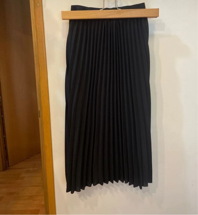 Falda midi negra plisada