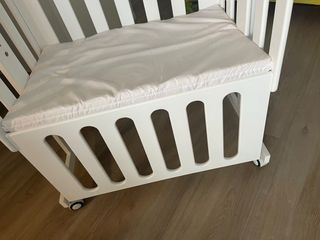 Minicuna blanca colecho de madera con colchón