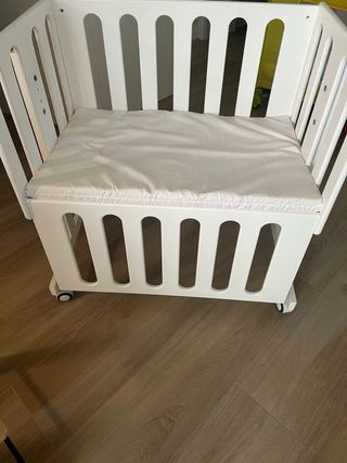 Minicuna blanca colecho de madera con colchón