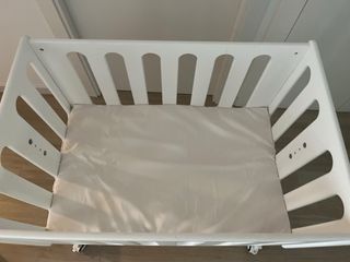 Minicuna blanca colecho de madera con colchón