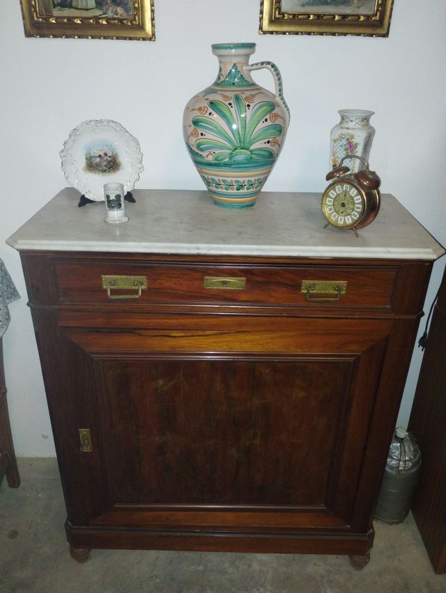 Cómoda antigua de madera y mármol