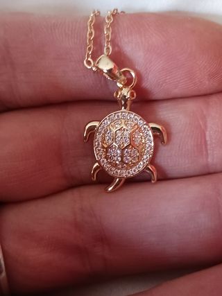 Gargantilla tortuga chapada oro 18k.