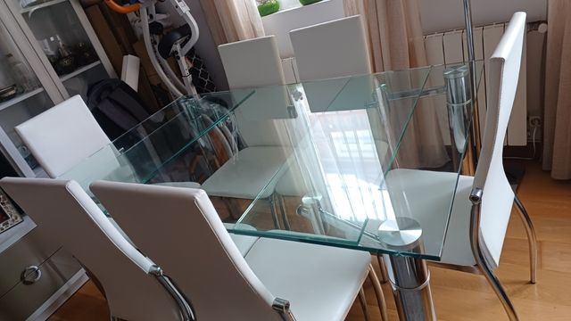 Mesa de cristal muy elegante con patas de metal