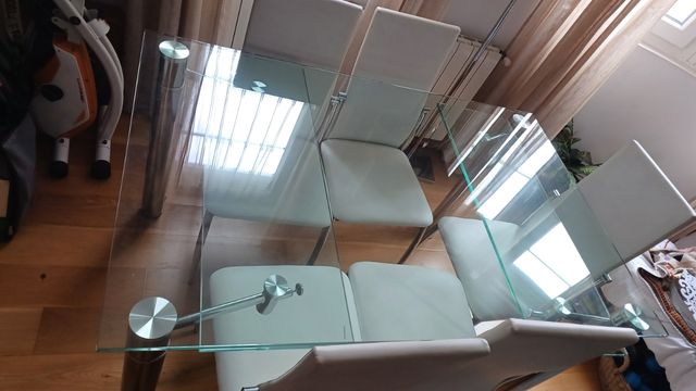 Mesa de cristal muy elegante con patas de metal