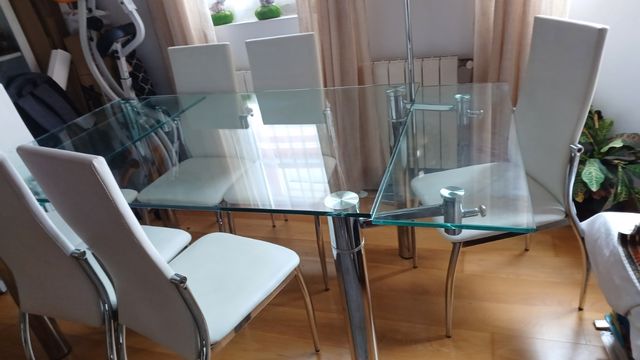 Mesa de cristal muy elegante con patas de metal