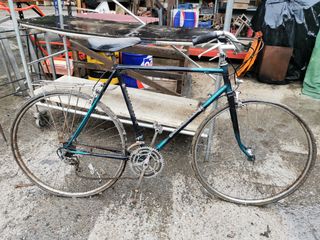 Bicicleta antigua para restaurar