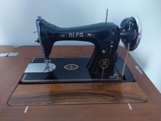 Máquina coser Alfa antigua y su mesa