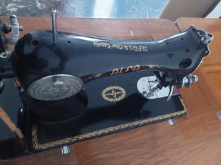 Máquina coser Alfa antigua y su mesa