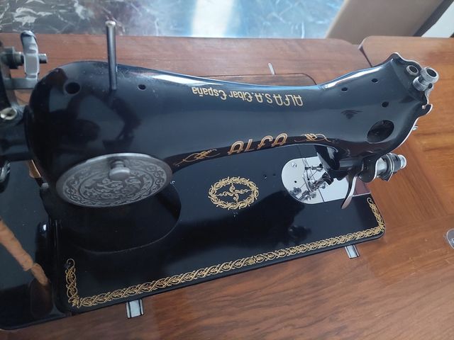 Máquina coser Alfa antigua y su mesa