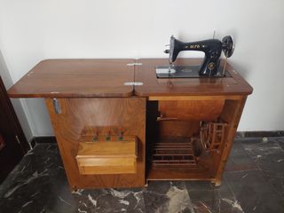 Máquina coser Alfa antigua y su mesa