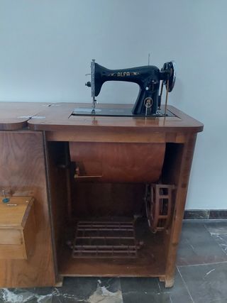 Máquina coser Alfa antigua y su mesa