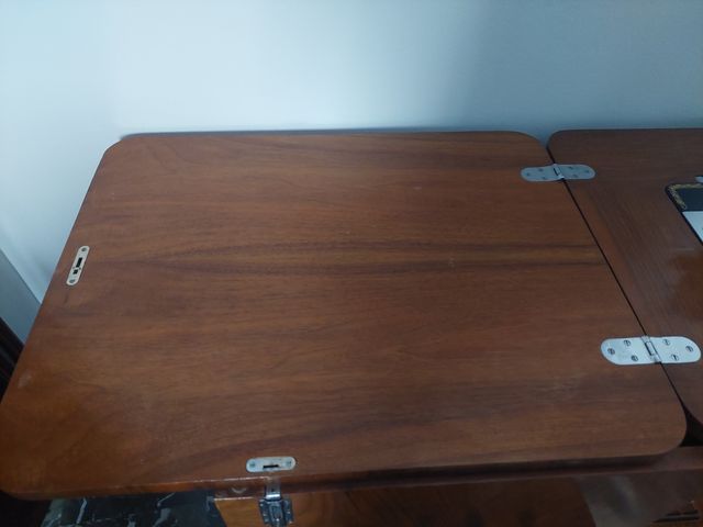 Máquina coser Alfa antigua y su mesa