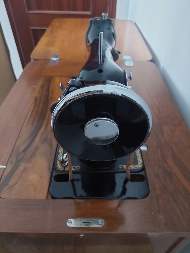 Máquina coser Alfa antigua y su mesa