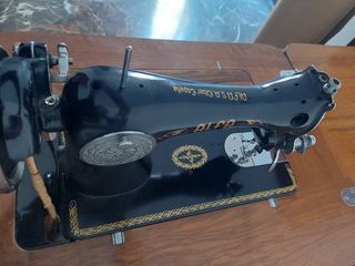 Máquina coser Alfa antigua y su mesa