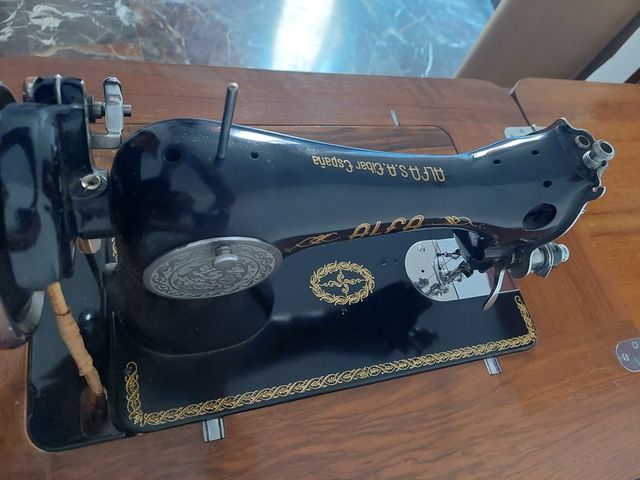 Máquina coser Alfa antigua y su mesa